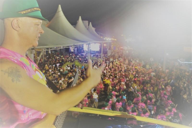 Grande público prestigia desfile de blocos no Rincão