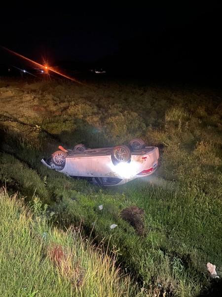 Após capotamento de carro na marginal da BR-101, grávida de 33 semanas é conduzida ao hospital 