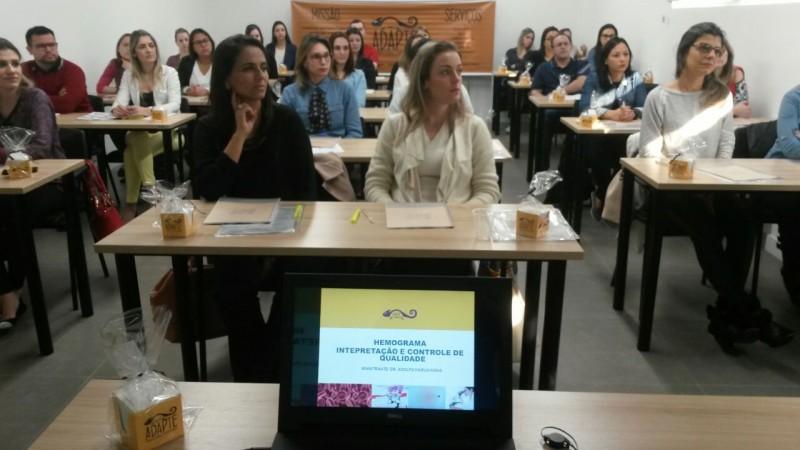 Profissionais da saúde se reúnem para interpretação de hemograma