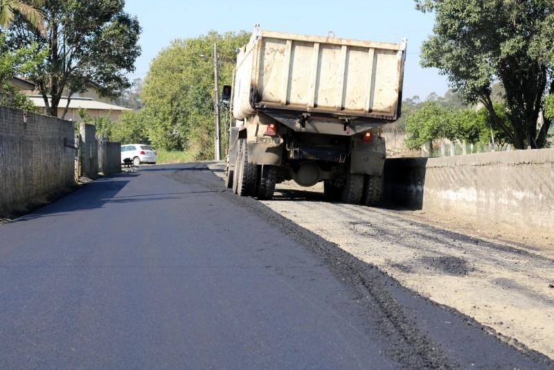 Governo de Criciúma pavimenta ruas no bairro Vila Manaus