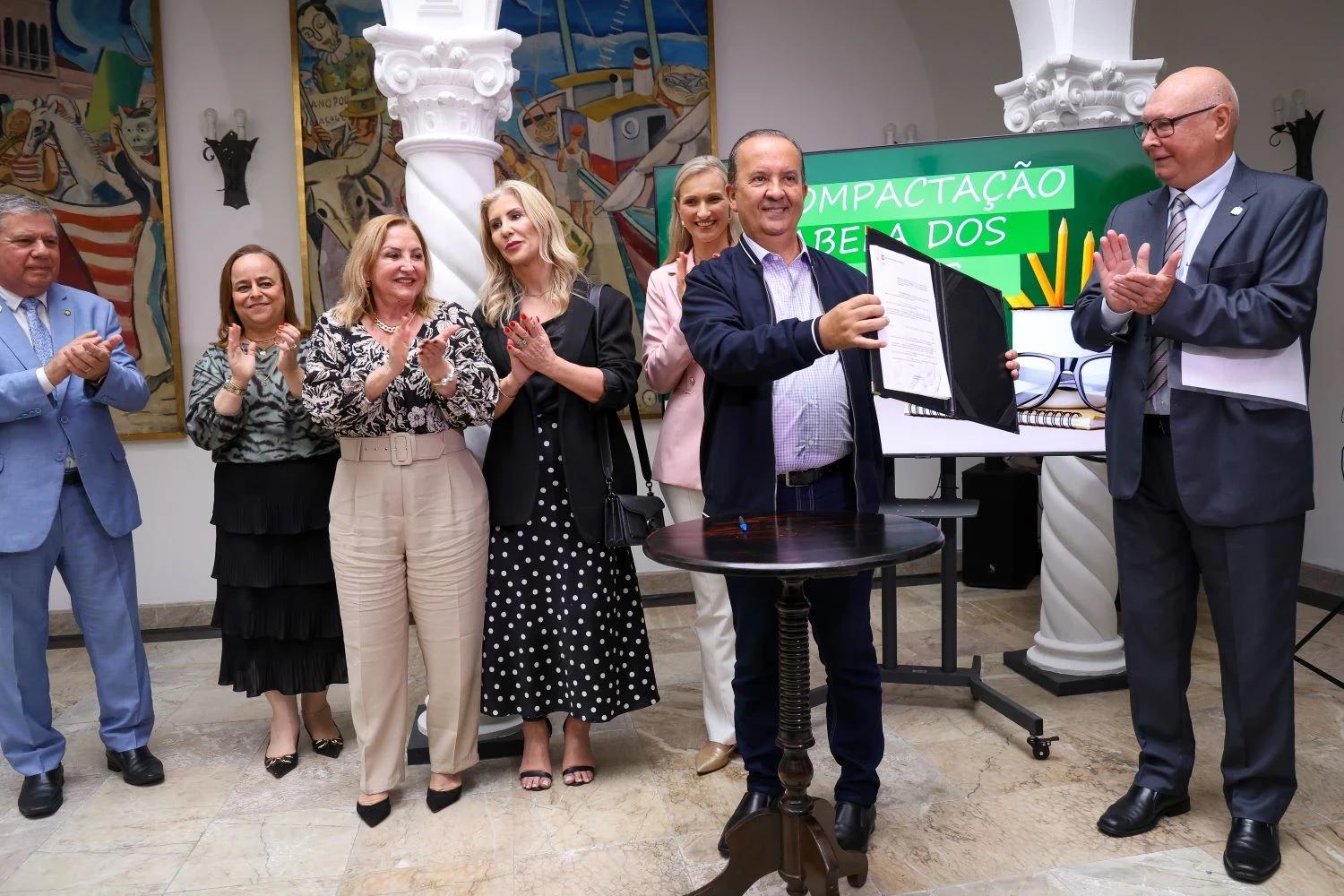 Governador sanciona projeto de lei para descompactar tabela salarial dos professores