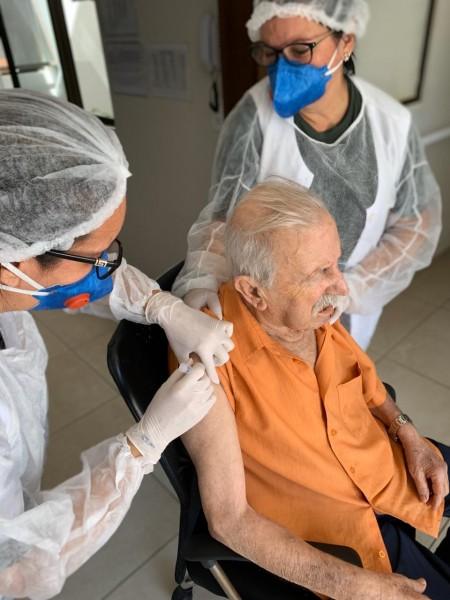 Vacina contra gripe para idosos será retomada nesta segunda-feira
