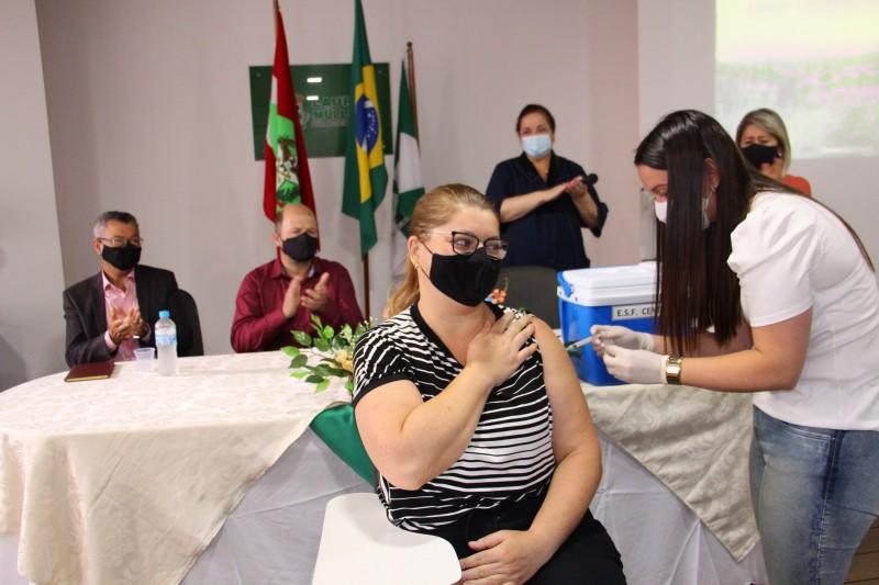 Lauro Müller comemora 64 anos com lançamento da vacinação contra a Covid-19