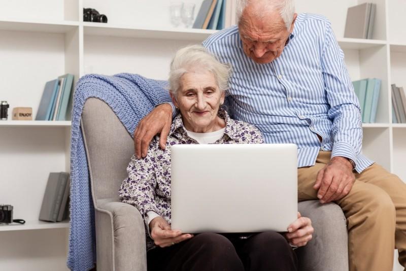 Pesquisa do IBGE aponta que uso da internet no Brasil cresce mais entre idosos 