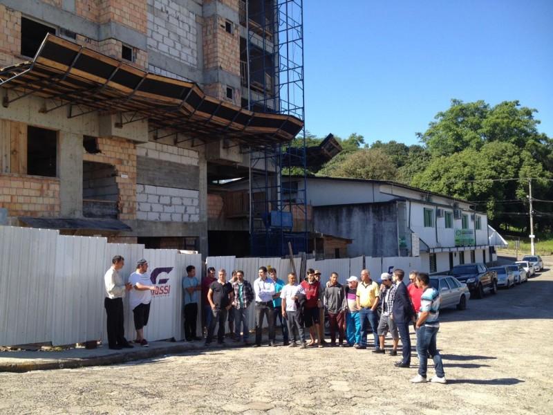 Ex-funcionários fazem protesto por falta de pagamento