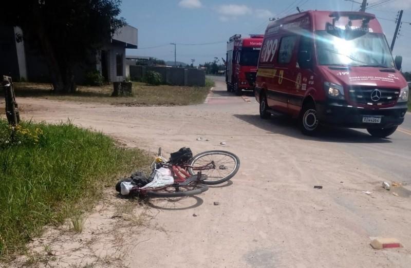 Colisão entre ônibus e bicicleta deixa idoso gravemente ferido