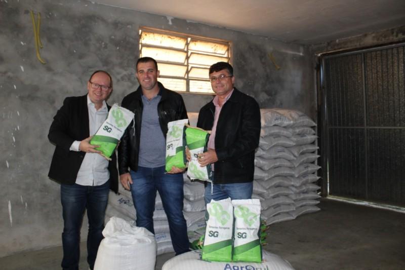 Governo de Içara incentiva produtores de leite com doação de sementes para pastagem