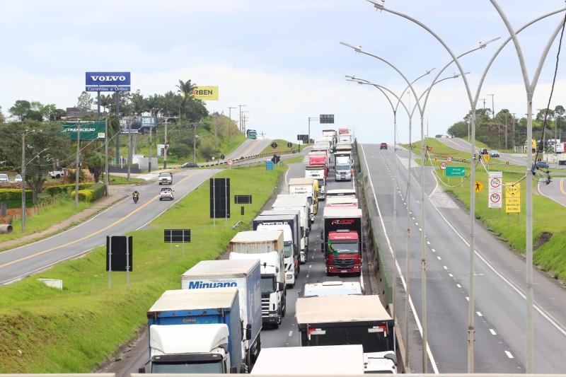 Preço do diesel cai R$ 0,18 nas distribuidoras, informa a Petrobras