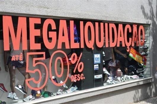 Megaliquidação se aproxima e lojistas se preparam para atrair clientes em Criciúma