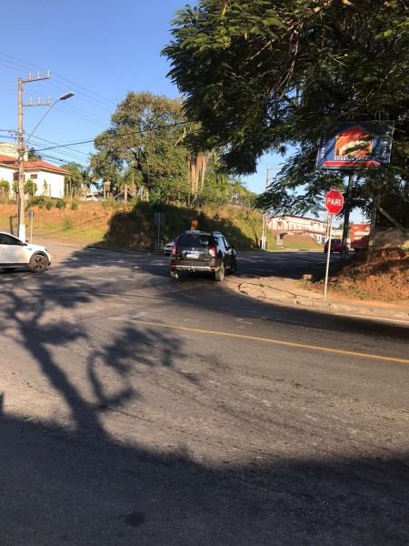 Derramamento de óleo prejudica trânsito no bairro São Luiz