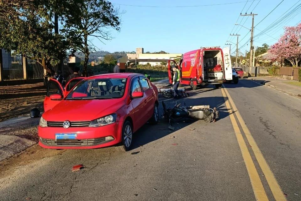 Motociclista fica ferido após colidir contra carro