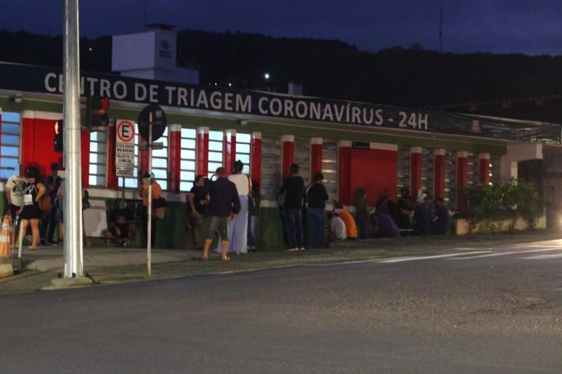 Coronavírus: pacientes formam fila na porta do Centro de Triagem de Criciúma