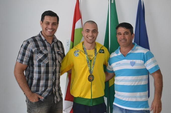 Felipe Bitencourt Serafim vence mundial de caratê na categoria Open Absoluto