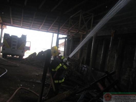 Fogo destrói 40 metros quadrados de cerâmica em Içara 