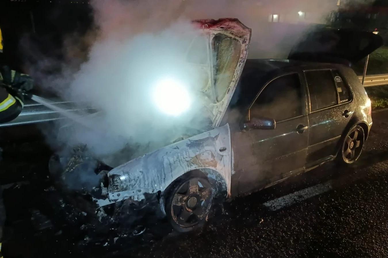 Morro da Fumaça: carro pega fogo na BR-101
