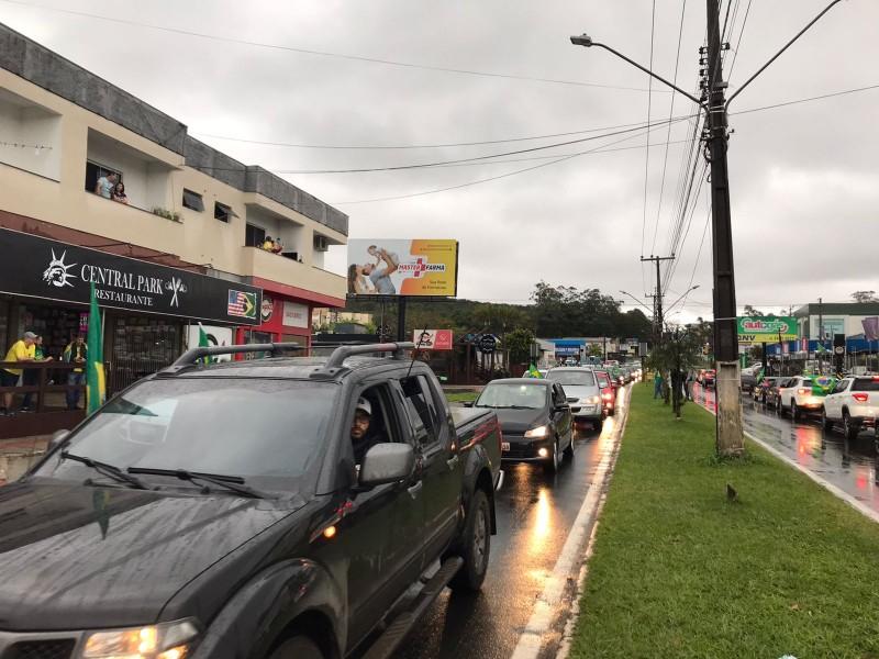Após manifestação na Rua da Gente, carreata é realizada em Criciúma 