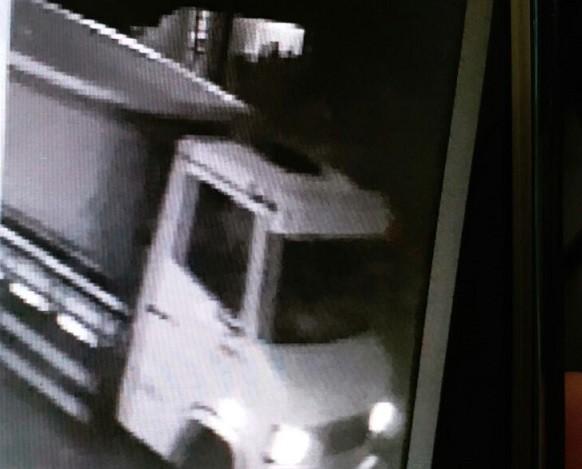 Polícia procura por ladrões de piscina