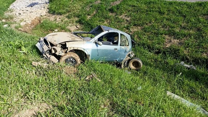 Homem é hospitalizado após perder controle da direção e capotar carro na BR-101 em Pescaria Brava