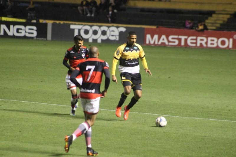 Criciúma perde para Atlético-GO e se afunda na zona de rebaixamento 