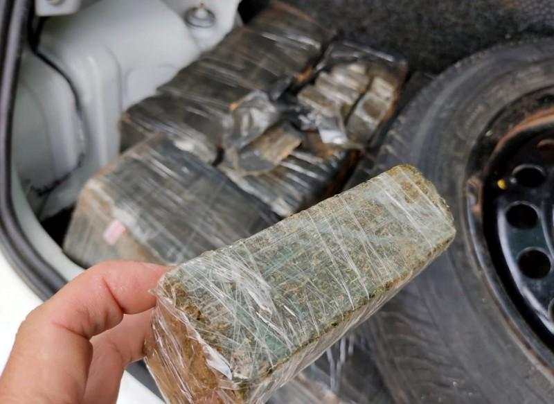 PRF intercepta carro de Criciúma em fuga e apreende 215 quilos de maconha