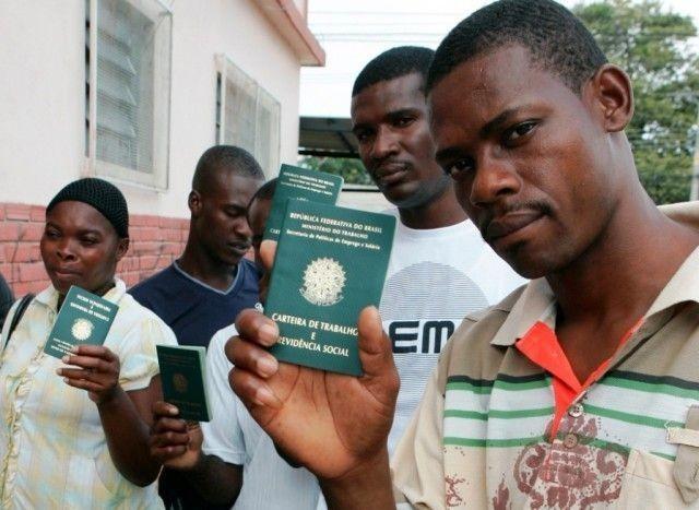 Haitianos e ganeses iniciam aulas de Língua Portuguesa