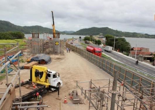 Operários continuam em greve e obra da construção da ponte Anita Garibaldi, em Laguna, permanece parada
