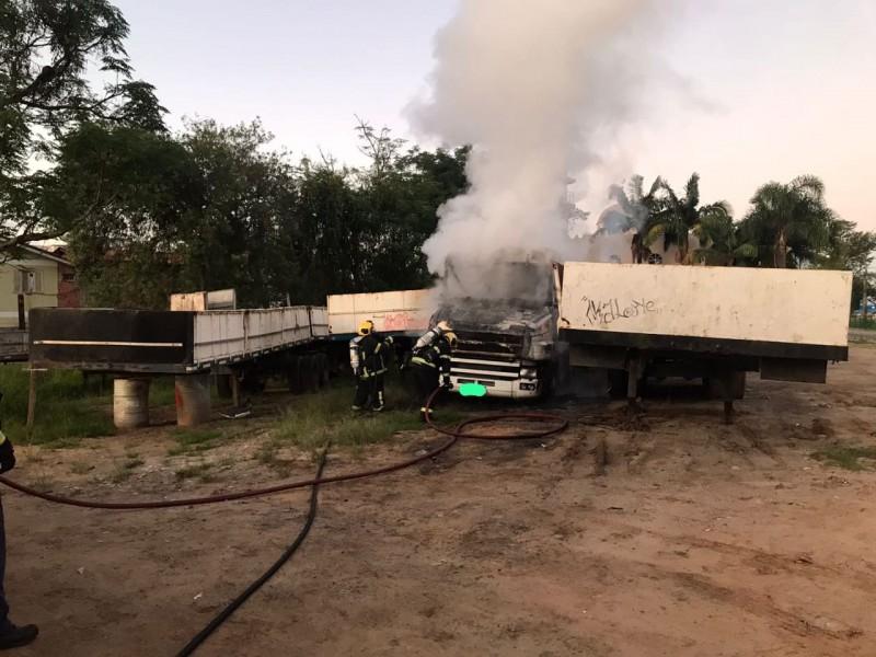 Carreta Scania pega fogo em Criciúma