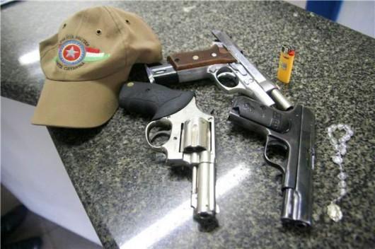 Suspeito de assalto preso com armas em motel