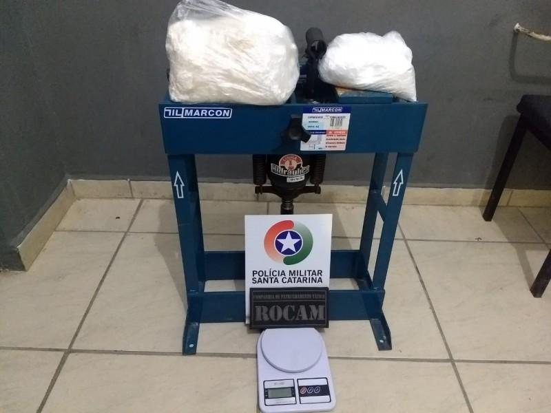 Polícia apreende cocaína e balança de precisão em Criciúma