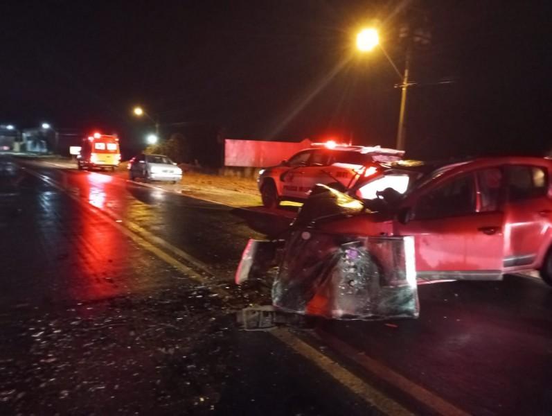 Colisão frontal entre carros deixa mulher ferida em Meleiro