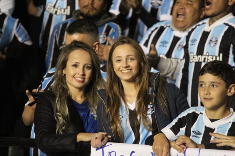 Torcida visitante marca presença para acompanhar Grêmio em campo no Heriberto Hülse