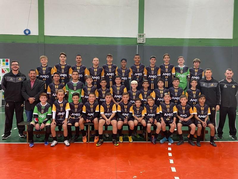 Cocal do Sul entrega os uniformes do Anjos do Futsal aos atletas