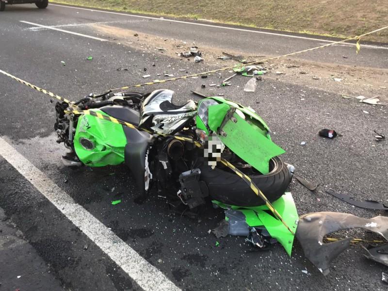 Casal morre em acidente entre carro e motocicleta na Via Rápida