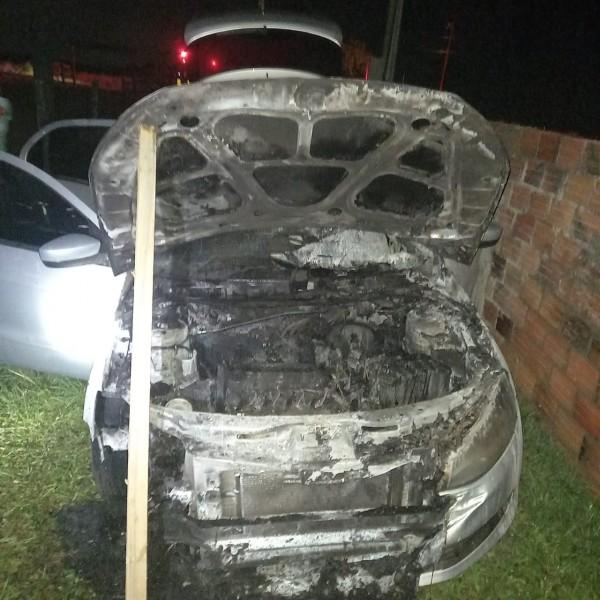 Moradores apagam fogo que destruiu carro em Içara