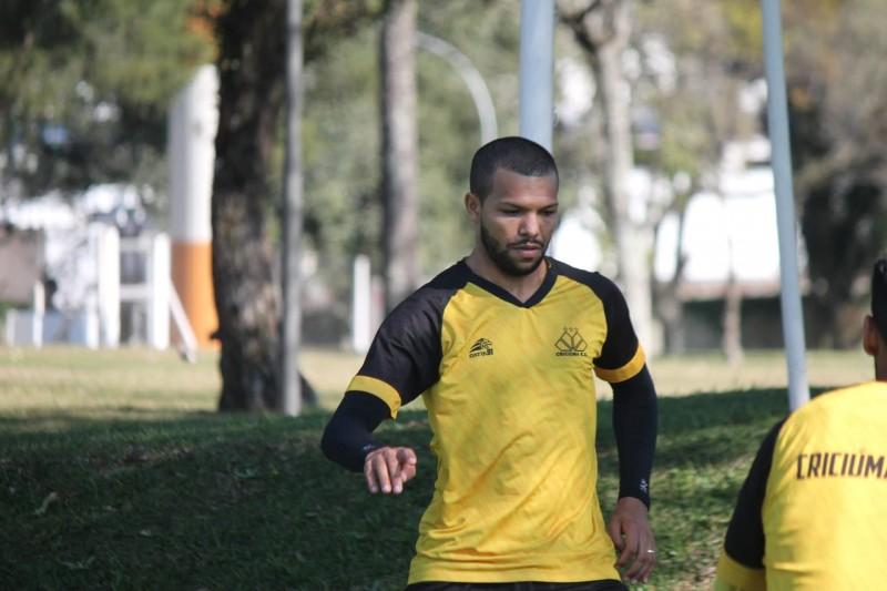 Vitão destaca boa fase da defesa do Tigre