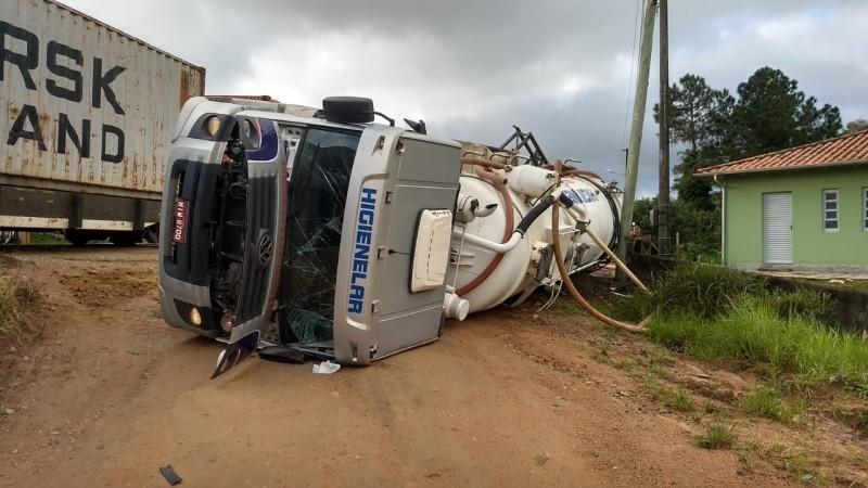 Colisão entre trem e caminhão deixa uma pessoa ferida em Pescaria Brava 