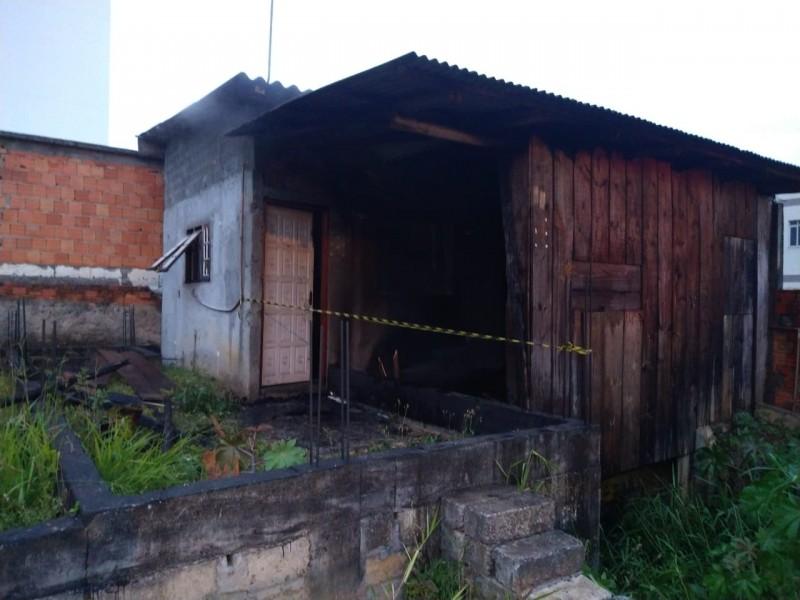 Residência é atingida por incêndio no bairro Santo Antônio em Criciúma 