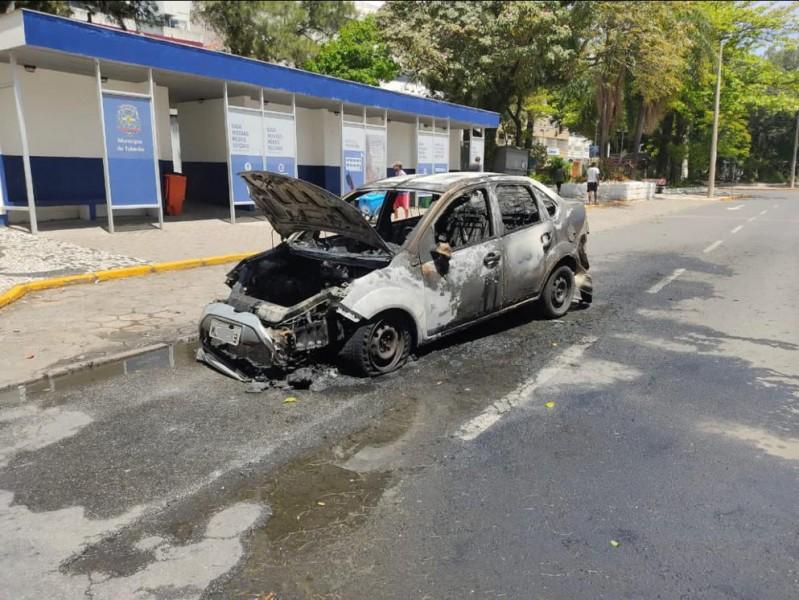 Carro pega fogo no Centro de Tubarão