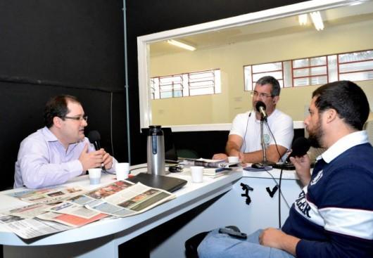 Rádio DCE volta a ter programação com entrevistas