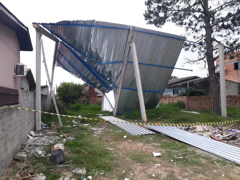 Trabalhador sofre queda de telhado de pavilhão em construção