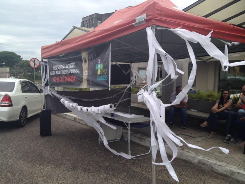 Com papel higiênico, trabalhadores protestam em frente a hospital