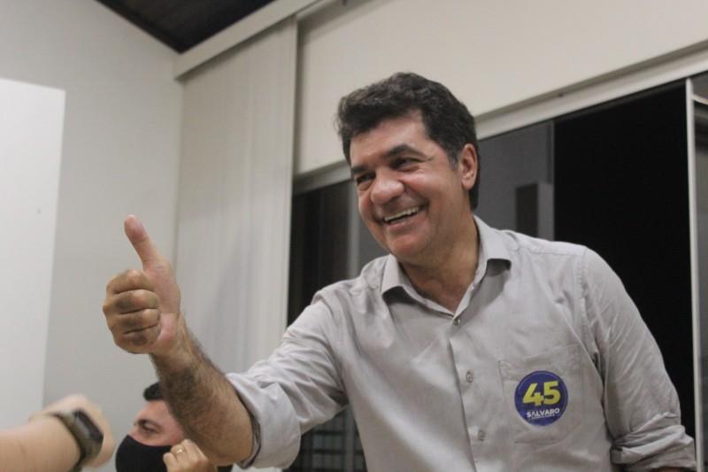Clima descontraído, pebolin, bilboquê e a noite de festa para Clésio Salvaro