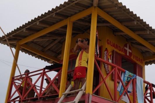 Mesmo com bandeira amarela, movimento é pequeno na beira-mar do Rincão