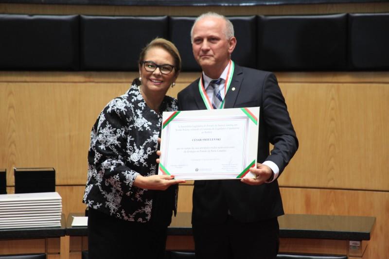 Empresário César Smielevski recebe Comenda do Legislativo