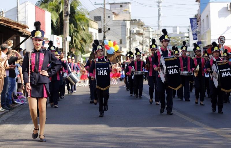 Desfile cívico no Rio Maina abre Semana da Pátria em Criciúma