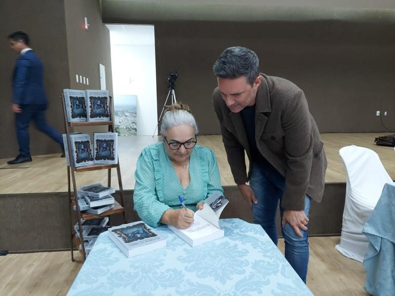 Livro ‘As dobras do Tempo’ já está disponível para comercialização