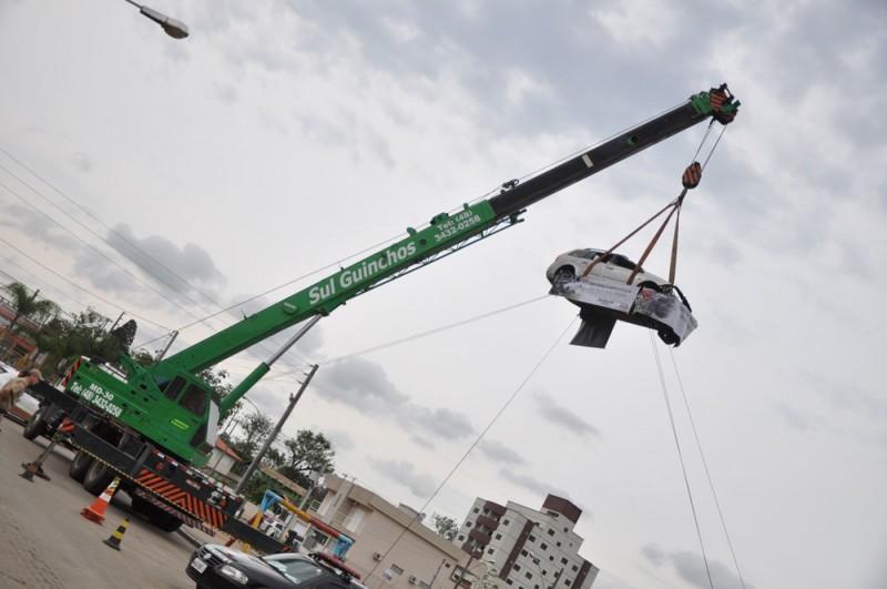 Carros batidos são expostos na Semana do Trânsito em Içara