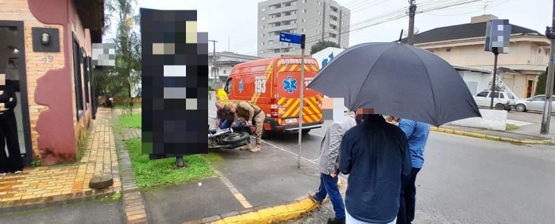 Colisão entre carro e moto deixa motociclista gravemente ferido no Centro de Morro da Fumaça