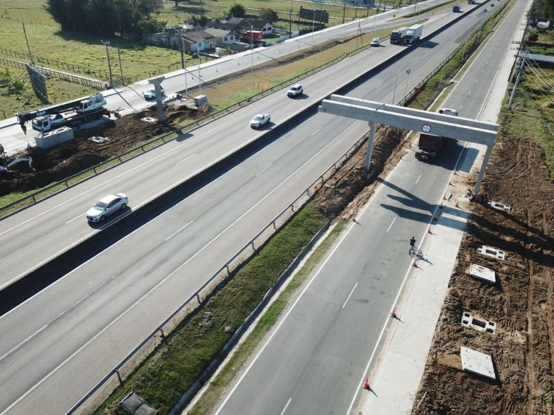 BR-101: trânsito em Imbituba terá desvios para nova operação de içamento de vigas de passarela 