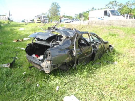 Carro capota, quatro pessoas morrem e cinco ficam em estado grave
